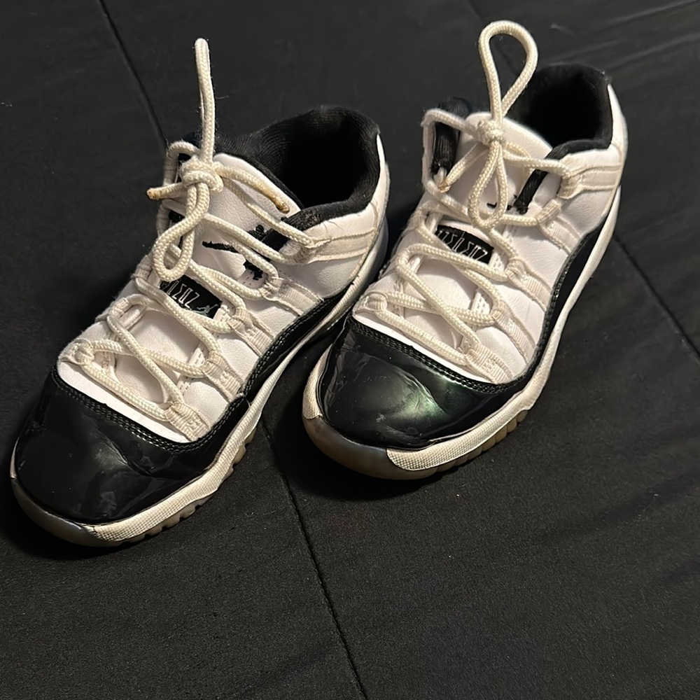 Jordan 11 Emeralds Classic Athletic Design